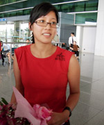 Phạm Quỳnh Anh giản dị với áo thun đỏ, quần tây đen tại sân bay Tân Sơn Nhất sáng nay (10.11).